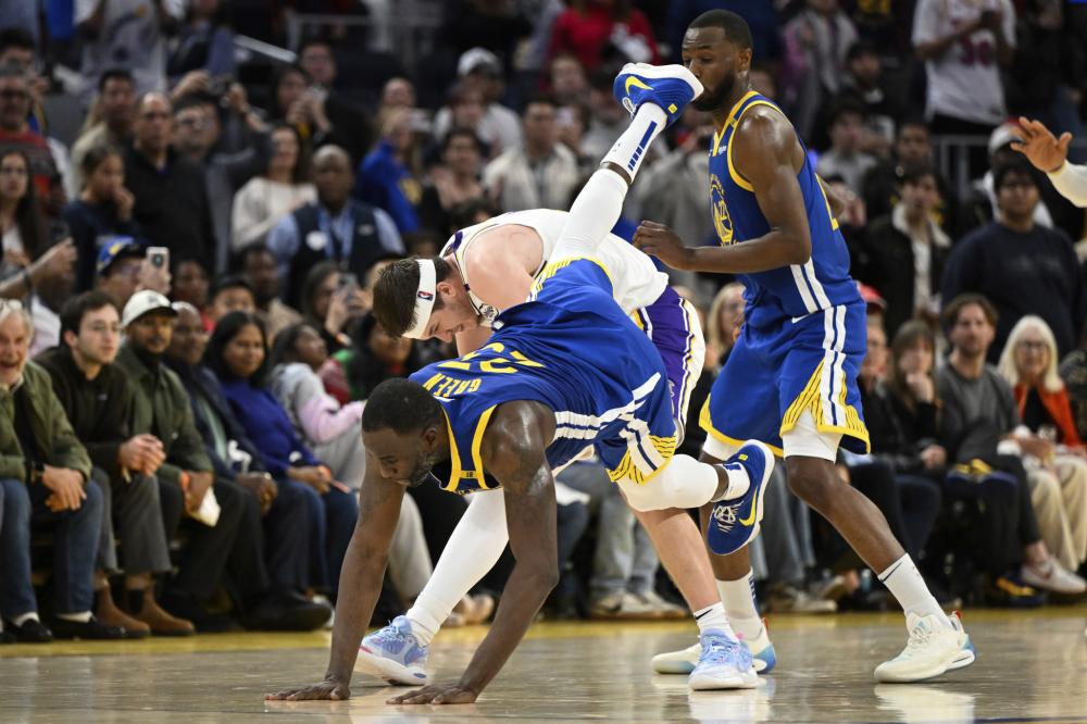 区内强势突 区内强势突